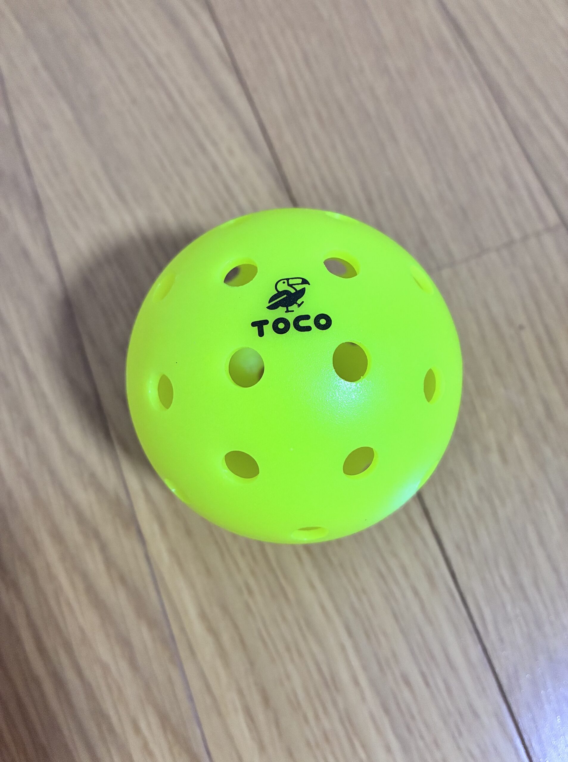 TOCOの蛍光イエローの屋外用ピックルボール