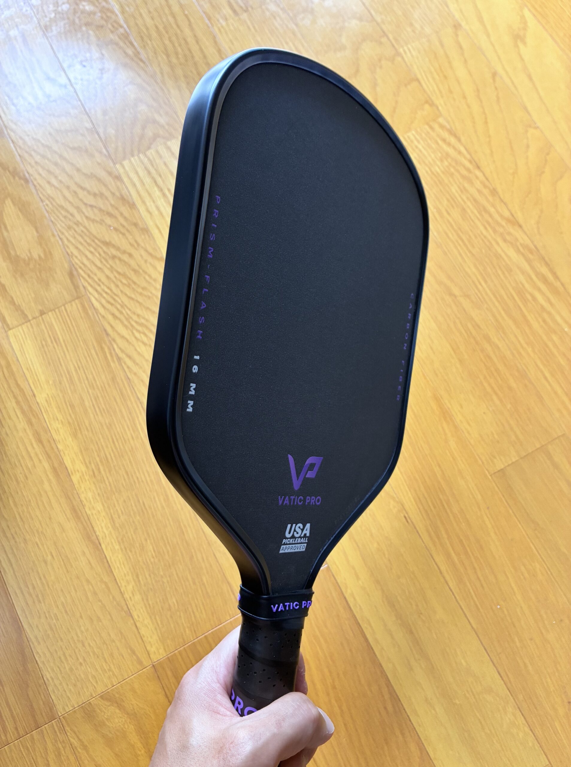 手に持ったVatic Pro PRISM Flash 16mmピックルボールパドル