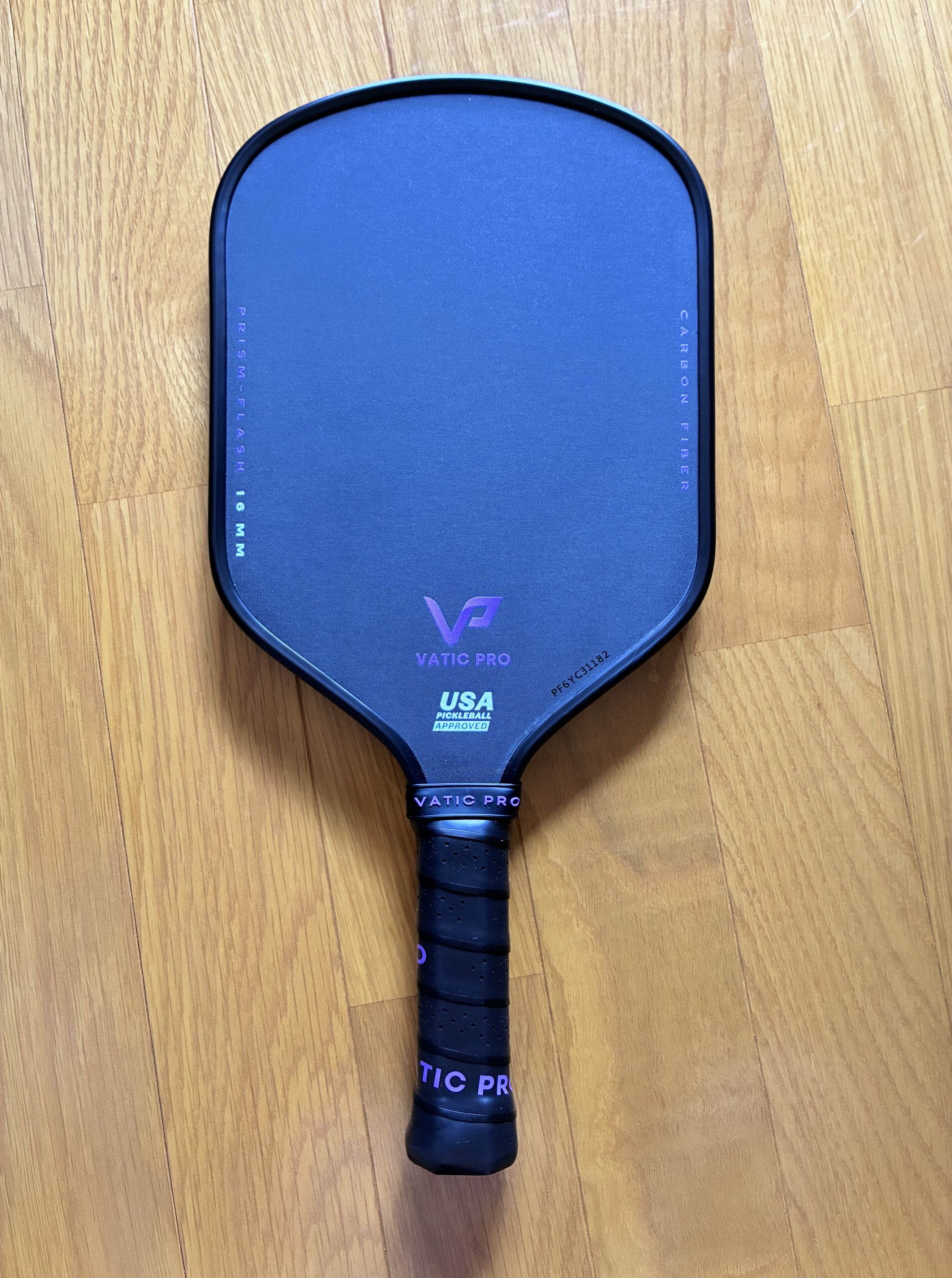 初心者にも候補となるVatic Pro PRISM Flash 16mmピックルボールパドルの正面