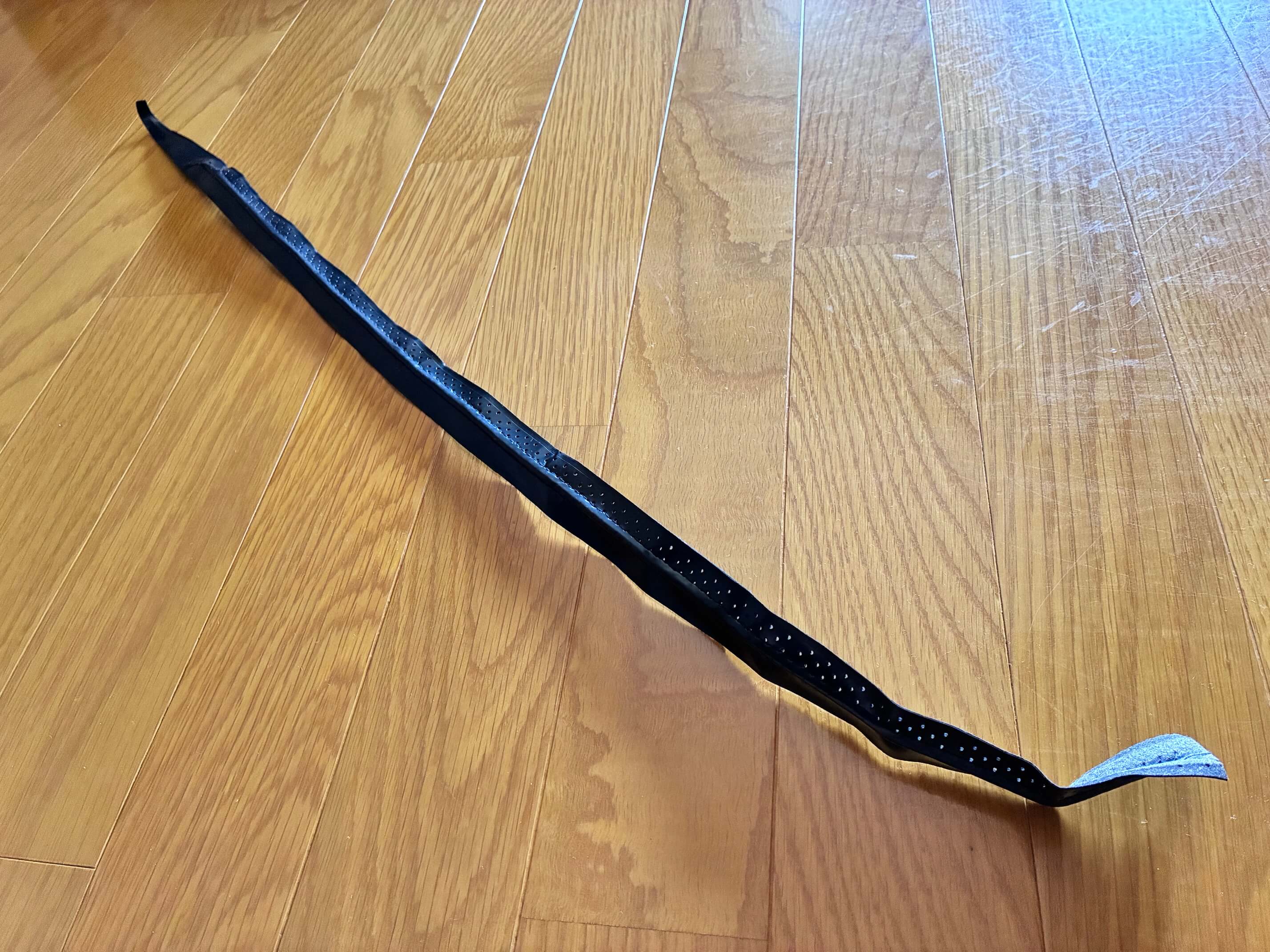 床に広げた黒いピックルボールパドル用グリップテープ