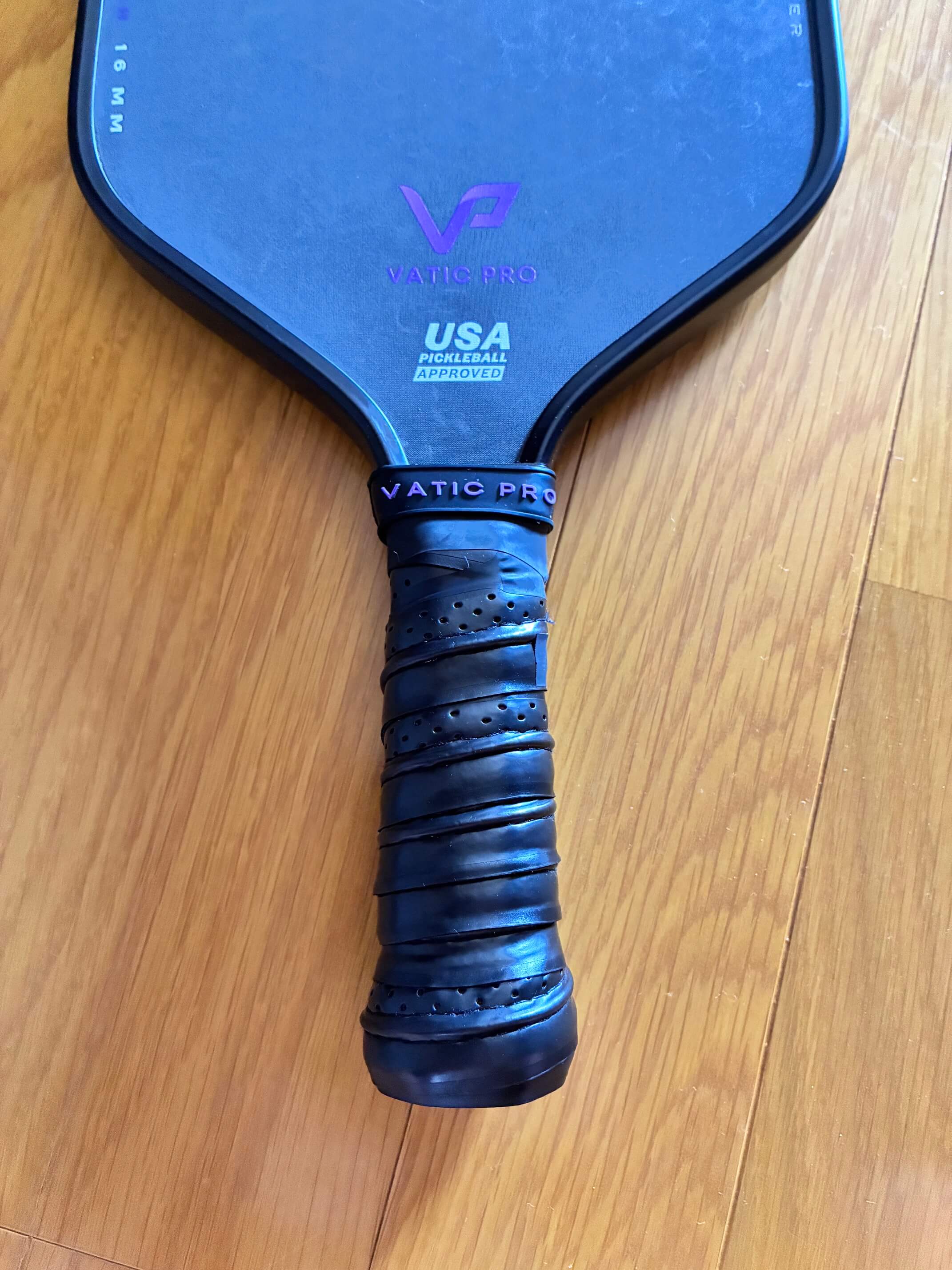 Vatic Proのピックルボールパドルに黒いグリップテープを巻いたハンドル部分
